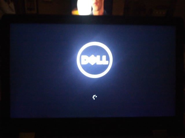 Stuck in this screen for almost for 4 hours now. Was trying to update windows. Any help please? 00aaiuczbuq61.jpg