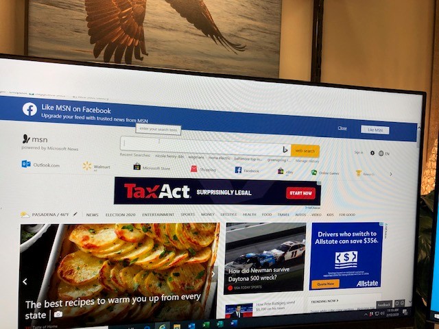 There is always a white box in the edge of the screen when I open the desktop screen by my... 1664adf8-48ac-4549-b7ce-1e82eab9db23?upload=true.jpg