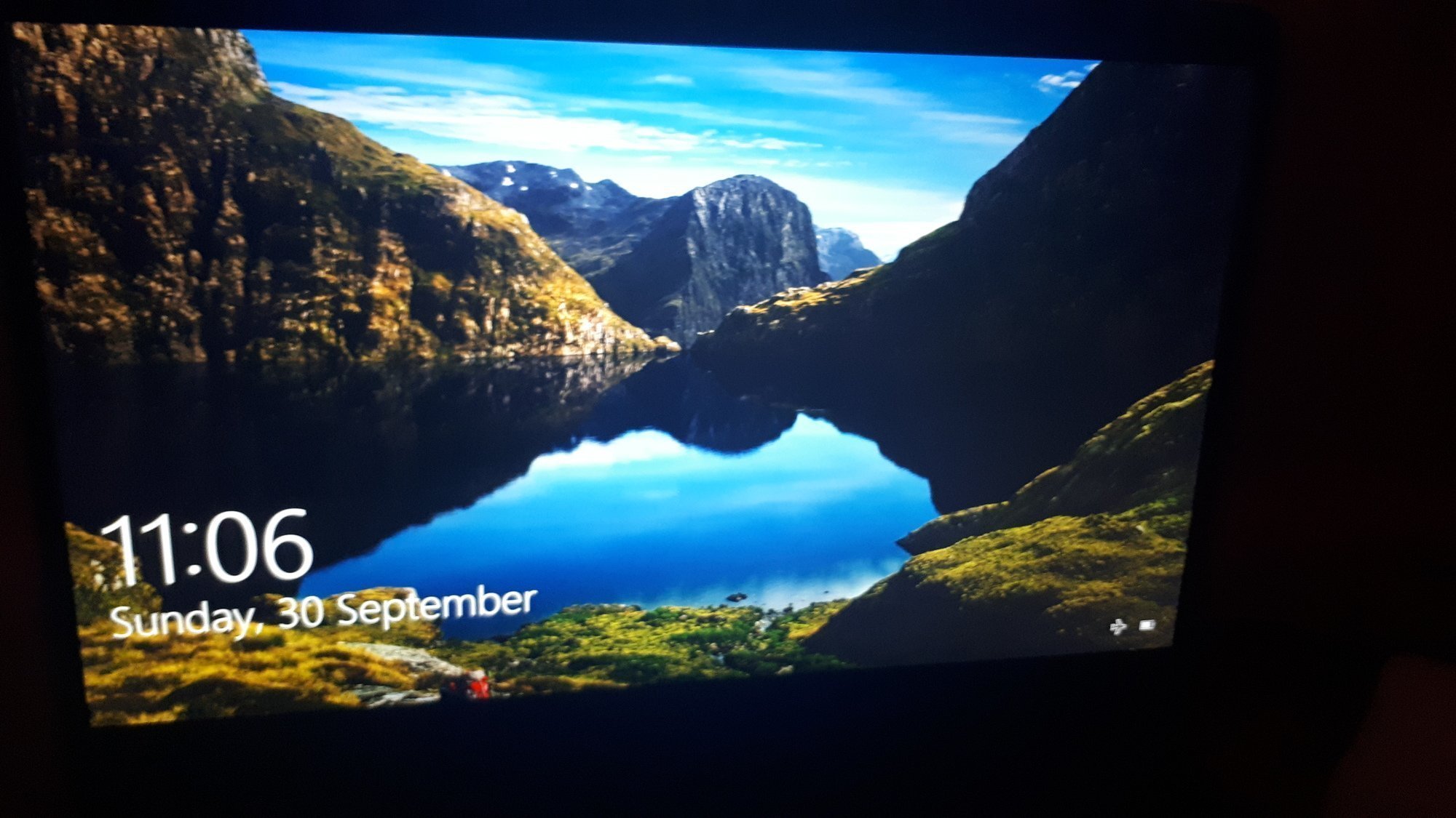 Window 10, not showing login user and power button 1843c2a9-6f1b-4877-8227-1e3c9ab0ab32?upload=true.jpg
