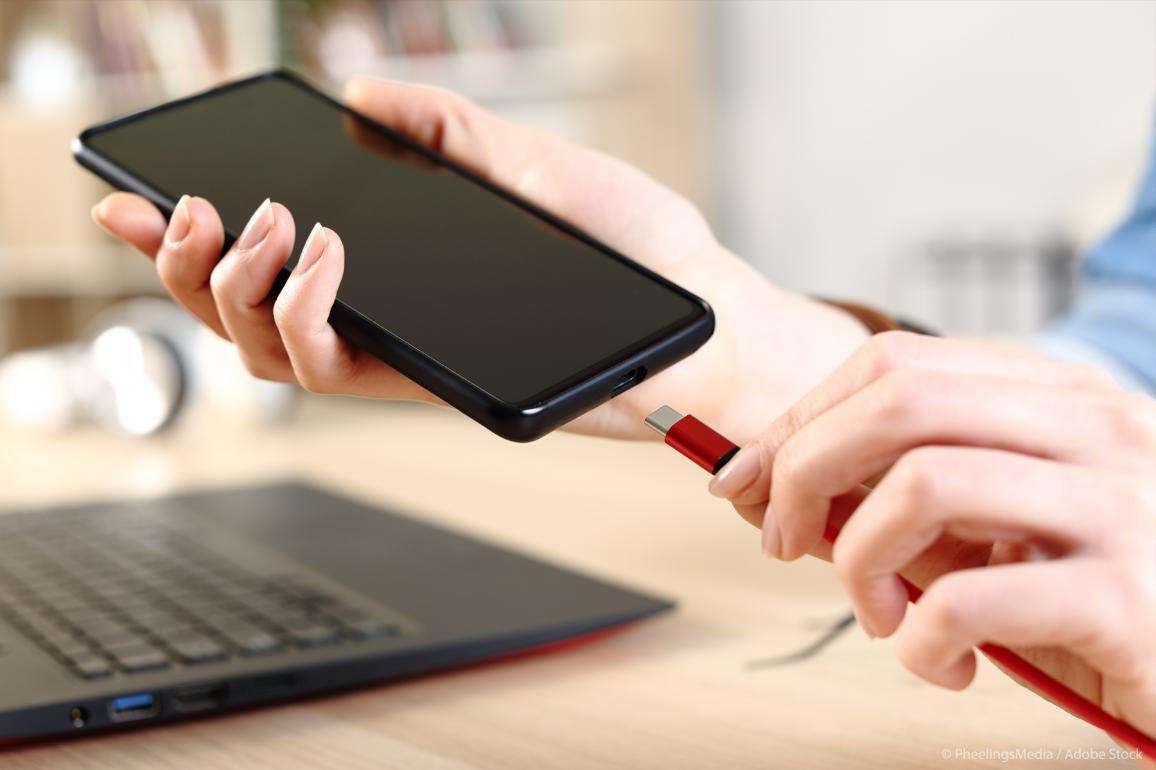 Device only charges when off . USB c charge port . 20220930PHT41909-cl.jpg