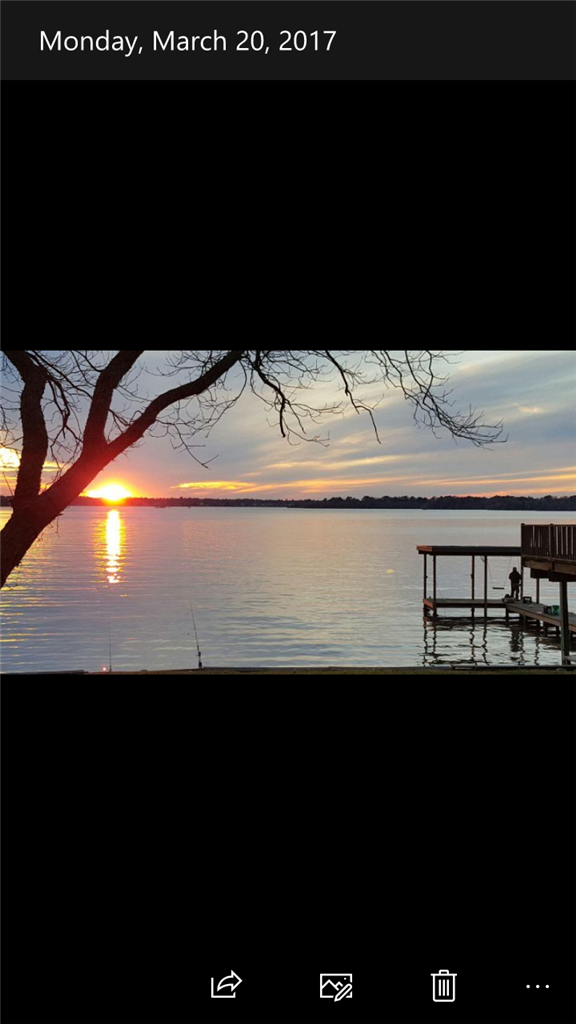 I am not able to add a picture as favorite in Photos app. The heart icon is not active. How... 29ef4d43-2bd2-4cb2-af3b-227af030732f.png