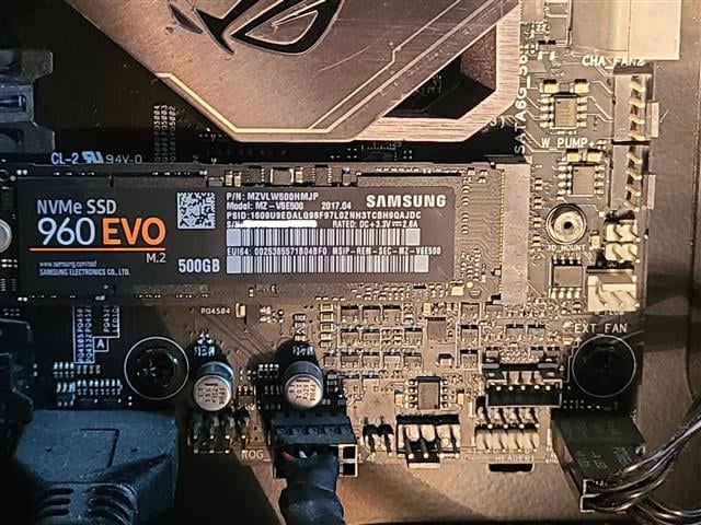 Windows 10/11 Installation Issue on NVMe SSD – Systematic Failure Despite All Attempts 303988d1603991814t-960-nvme-ssd-abysmally-slow-now-despite-all-attempts-correct-960-evo-up-close.jpg