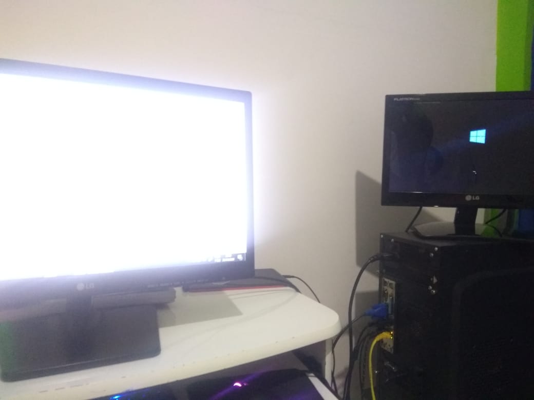 Dual monitor freezes on Windows screen 5a688b7d-cd43-4778-9512-582556900c1a?upload=true.jpg