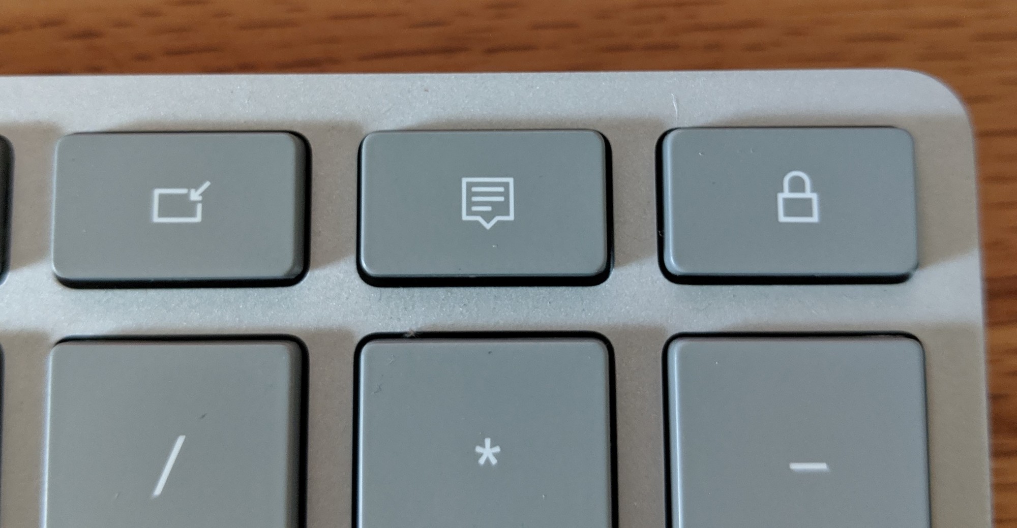 Microsoft Modern Keyboard: what's this icon supposed to mean? 6401b110-193a-4d07-84fe-8e0b96e797ca?upload=true.jpg