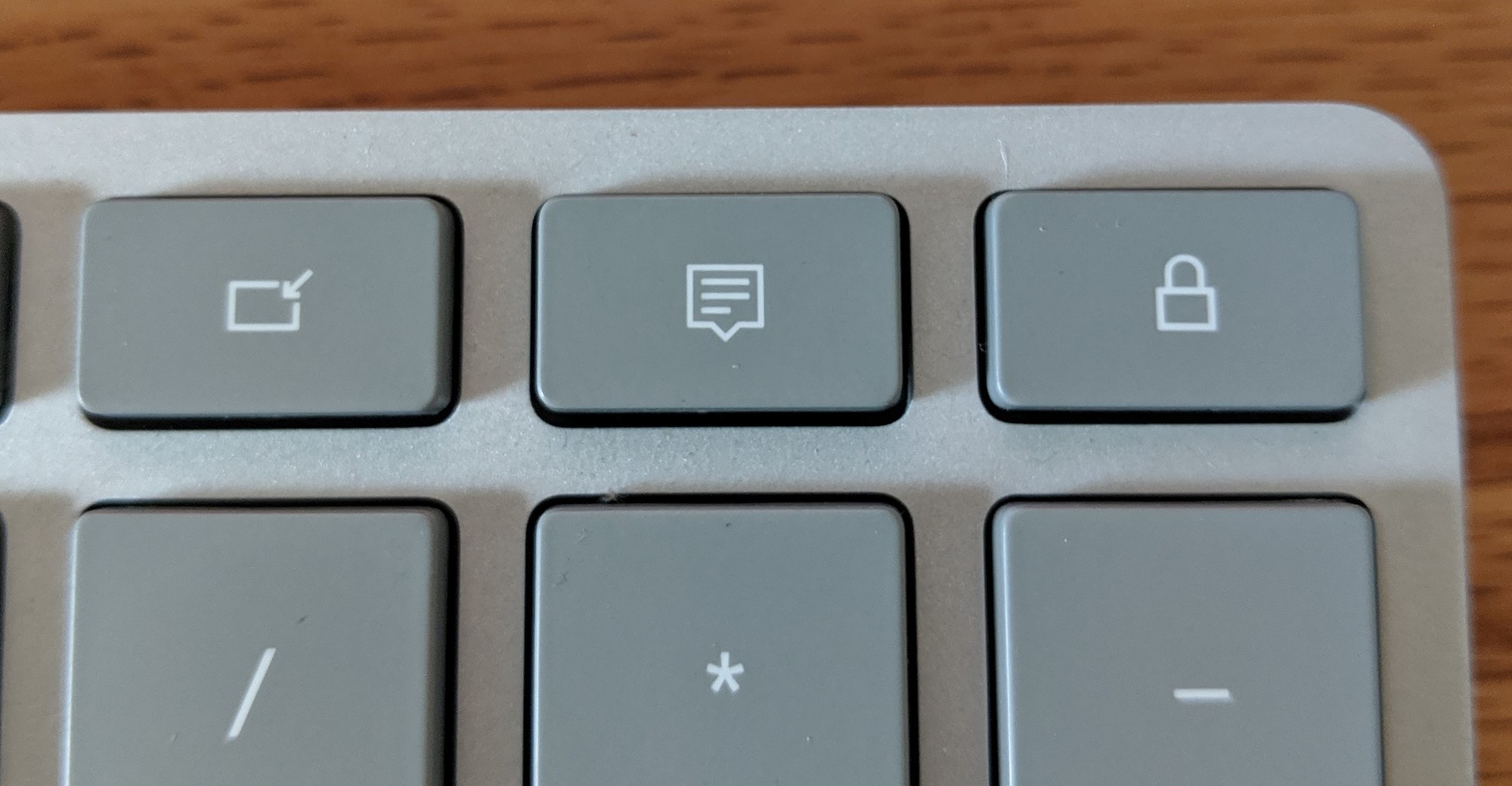 Microsoft Modern Keyboard: what's this icon supposed to mean? 6401b110-193a-4d07-84fe-8e0b96e797ca?upload=true.jpg