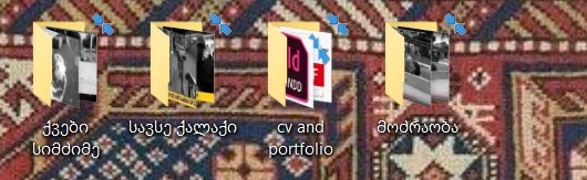 Strange arrow signs on folders 71c3091d-a6a1-4050-8fca-b90facd30922?upload=true.jpg