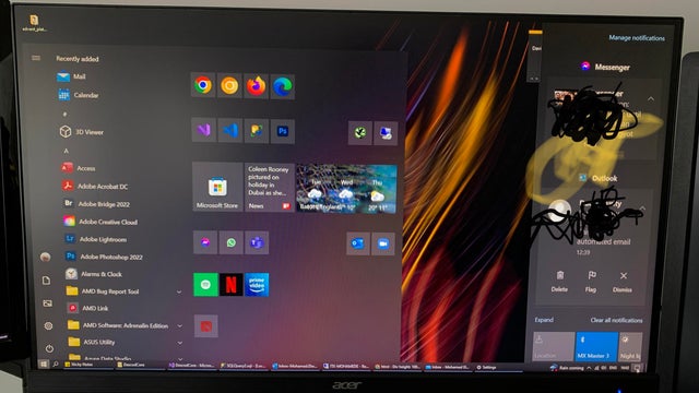 Does anyone knows why windows makes everything so big like this when the monitors goes to... 8u0lp1dg2g191.jpg