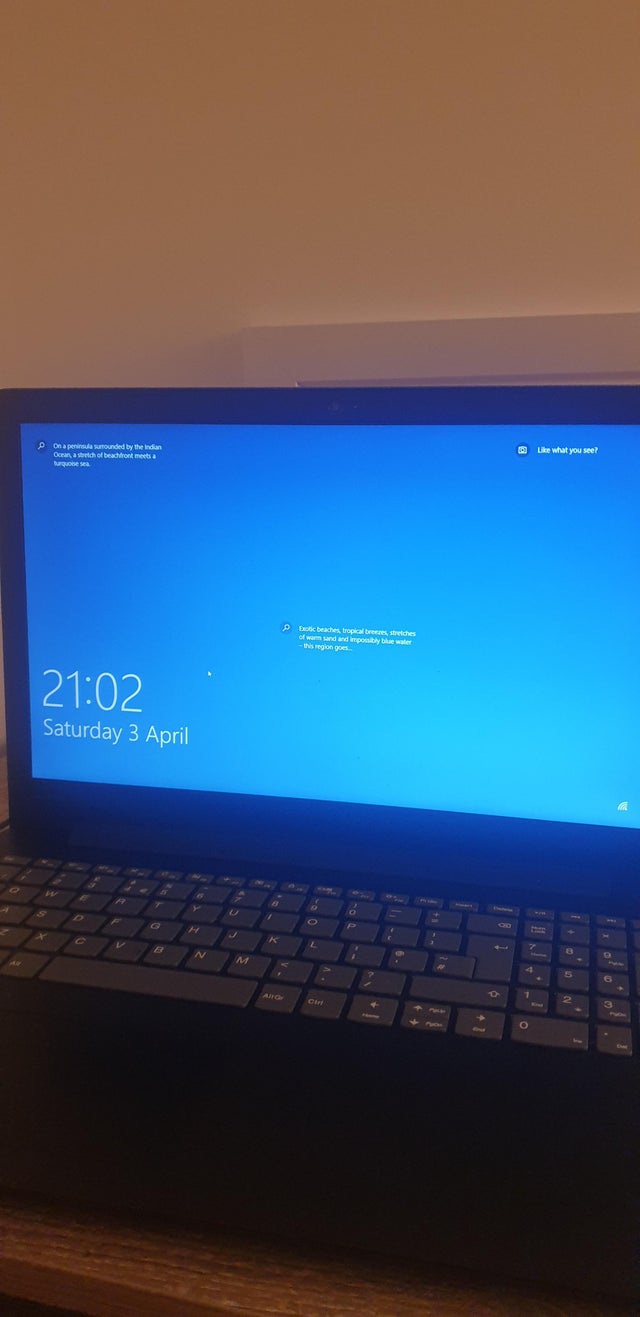 Why have I got a blue lockscreen? Also this is meant to be windows spotlight be0y506ml0r61.jpg