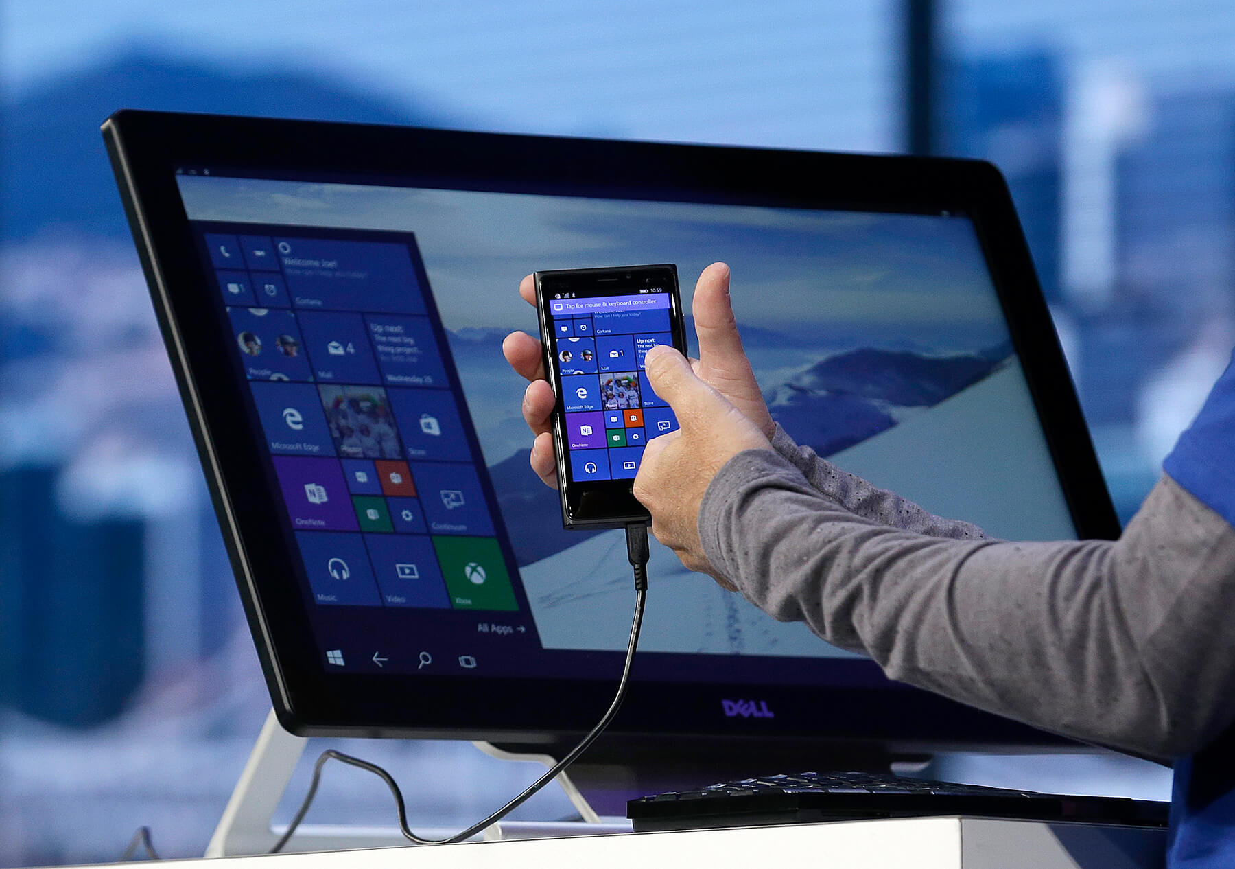 Sorry Microsoft, Windows 10 taskbar is still better than Windows 11, and here’s why Continuum-Windows-10-Mobile.jpg