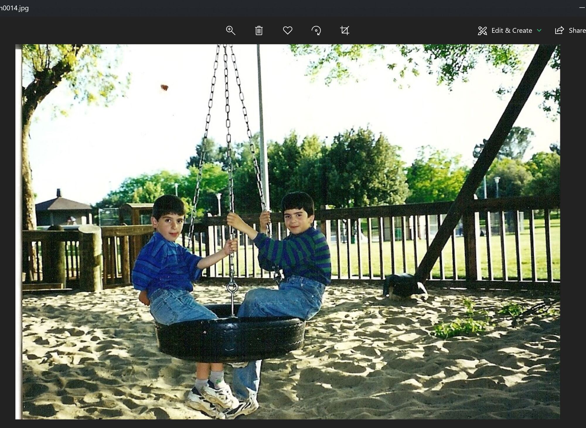 Tagging individual photos with Windows 10 Photos application e1e29736-0c89-4089-9905-d78b4653c76f?upload=true.jpg