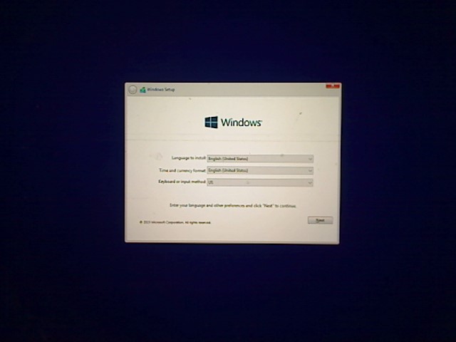 Why when installing Windows, the background is either white or purple when on the selecting... ext?url=https%3a%2f%2fi.stack.imgur.com%2fZ9LHR.jpg