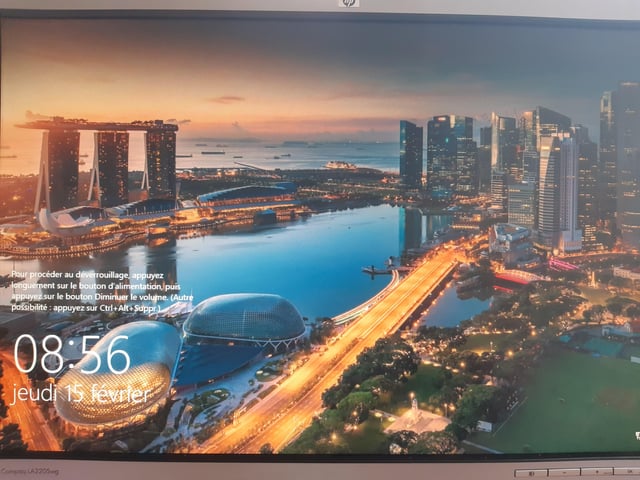 Locked screen always shows Singapore? f9hl7t1lhpic1.jpg