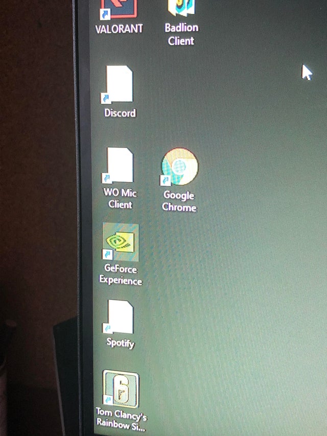 why do my icons appear like this? i though it was one drive so i uninstalled it but that... jyb3g3bejer61.jpg
