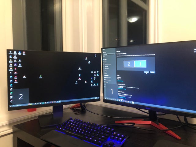 Why does it correctly identify my new monitor as # 2 and original as #1. But windows is not... l2geuggkq5m91.jpg