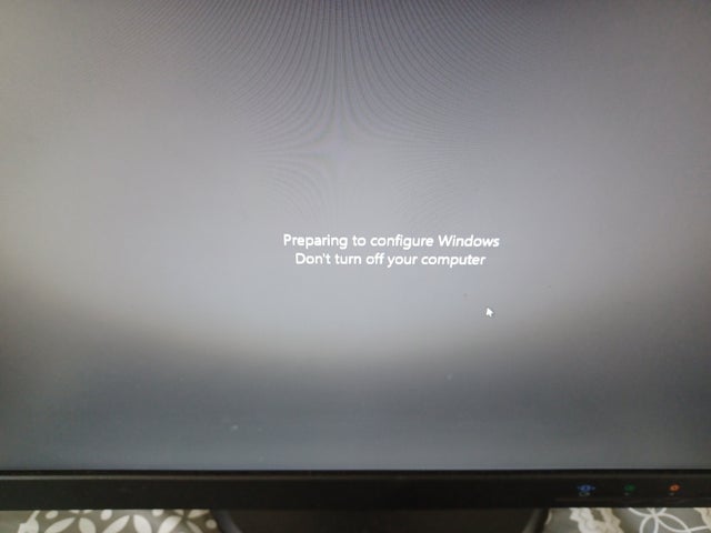 Windows 10 just restarted on me, *while* gaming on the device, to apply updates. Thanks a... qd86sqi678n91.jpg