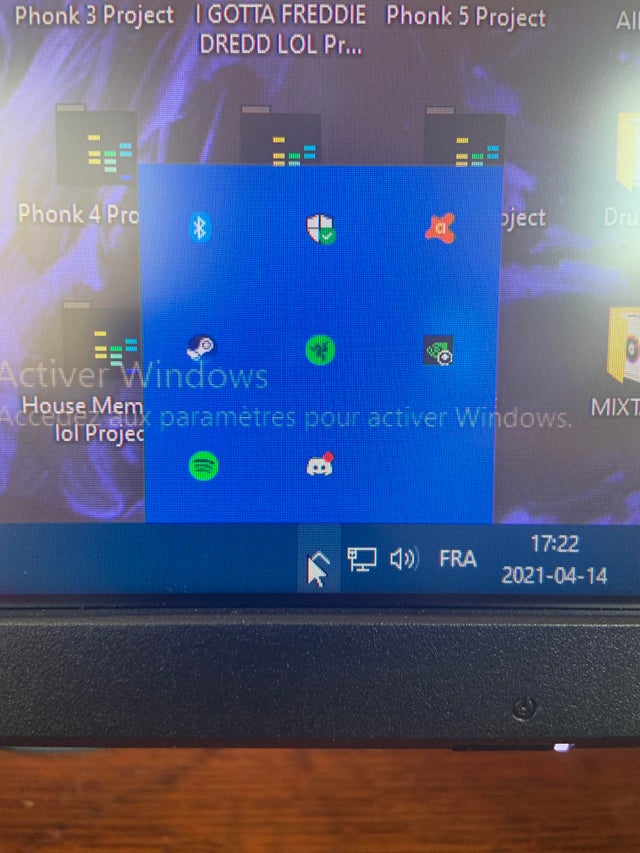 Windows hidden icon are big for no reason (sorry for the quality) **Windows isn’t activated** tlafcwmth7t61.jpg