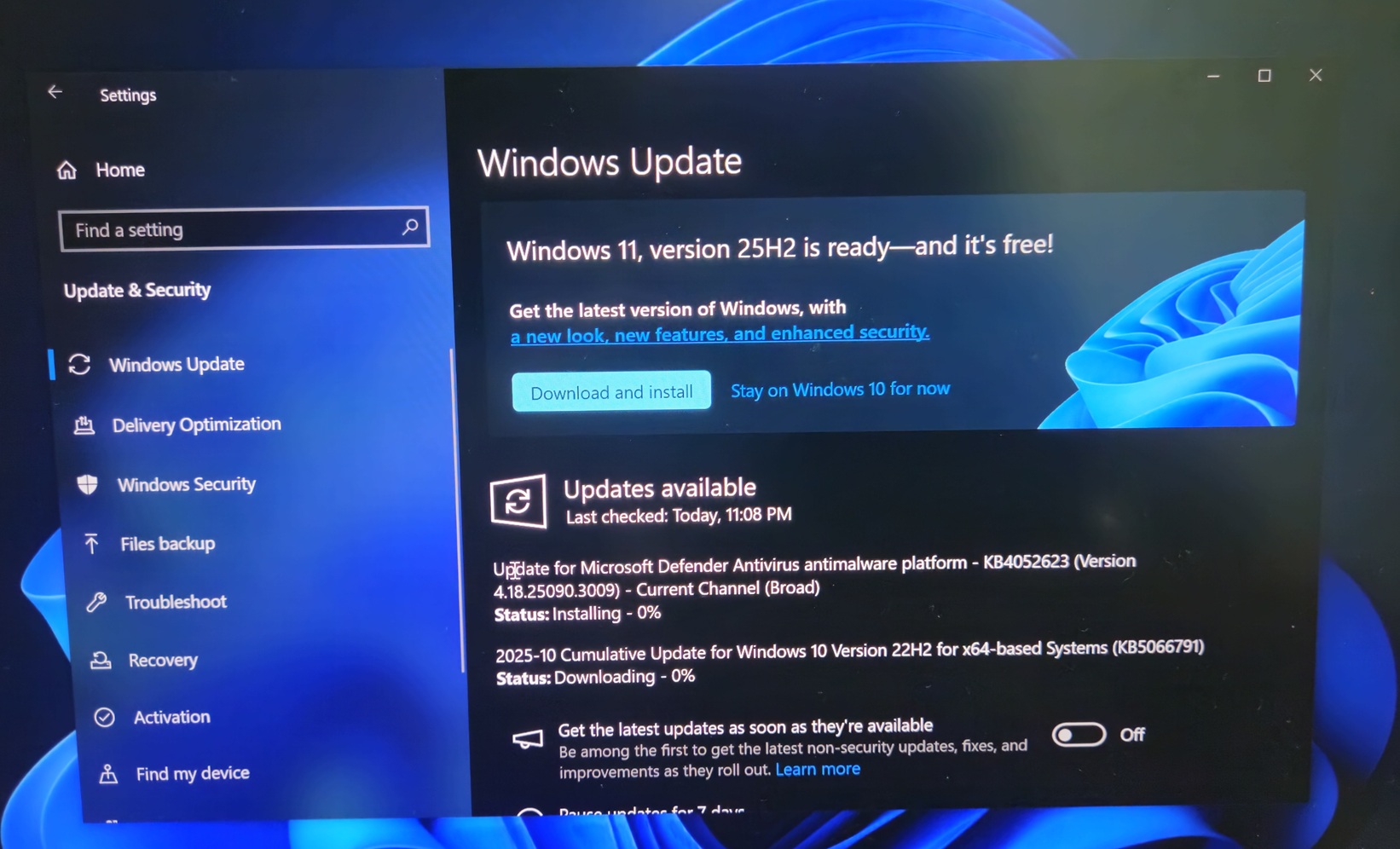 Windows 10 now directly upgrades to Windows 11 25H2, as Microsoft pitches AI-powered... Windows-11-25H2-alert-on-Windows-10.jpg