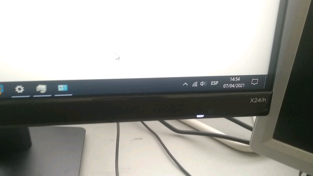 Windows 10 going totally crazy, mouse goes to center of screen, can't click on anything,... ZAIHTiwr2-yy9omjvcWx3-7kqzp7VsRVIiB0B0PROSo.png